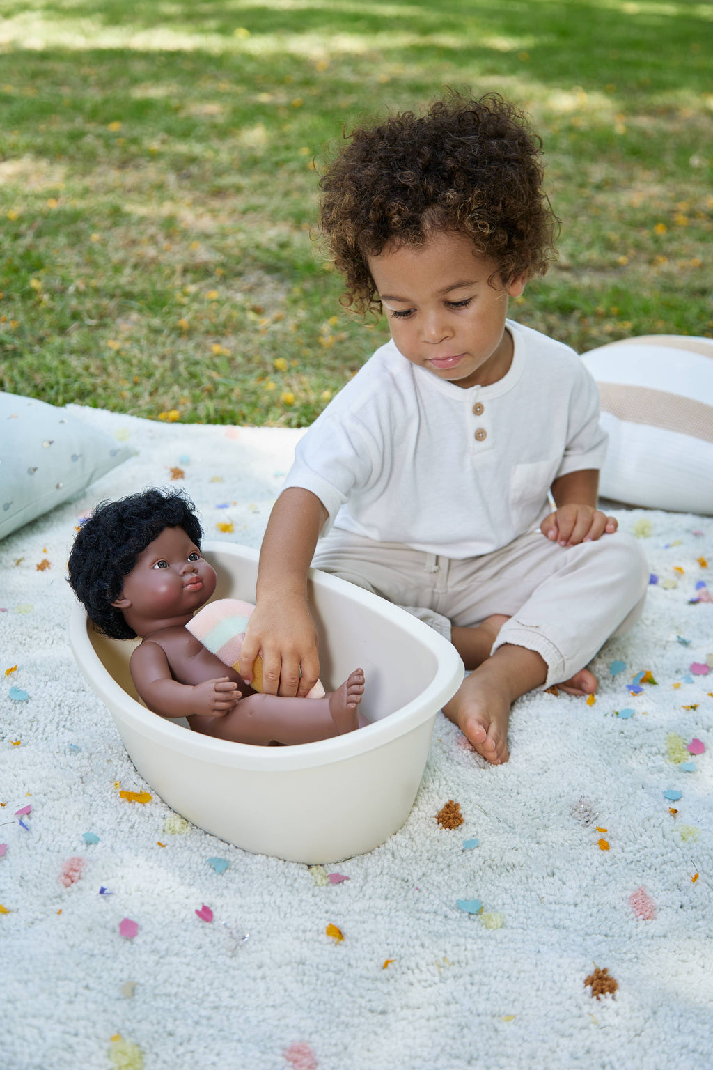 Reborn Doll Bathtub & Rainbow Sponge Set (close-up) — Little Mamas Nursery