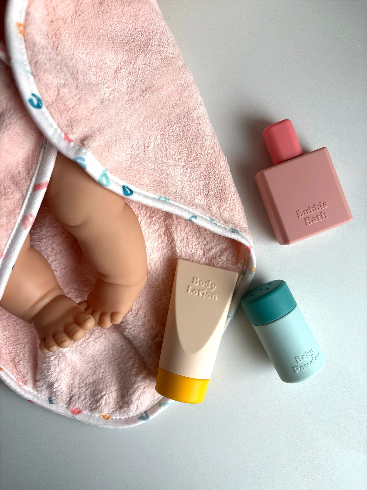 Tiny Harlow Doll Bath Time Set (side view) — Little Mamas Nursery